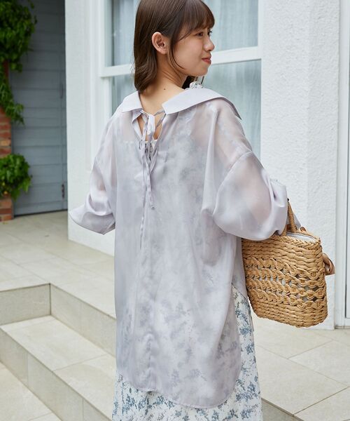 MAJESTIC LEGON（マジェスティックレゴン）の「バックレースアップパールシアーシャツ（シャツ/ブラウス・レディース・アイボリー/ピンクベージュ/ライトブルー/チャコールグレー/ライトグリーン・MEDIUM）」の13枚目の写真