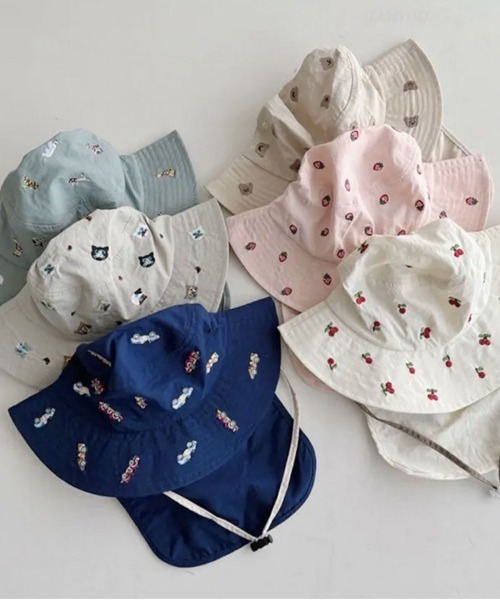 Bambin(ボンバン)の「【 Bambin / ボンバン 】 刺繍 バラエティ バケットハット / 日除け付き UVカット(ハット・キッズ・ライトグレー/ホワイト/ピンク/ベージュ/ネイビー/セージグリーン・FREE)」の1枚目の写真