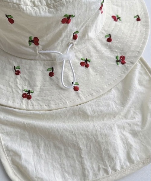 Bambin(ボンバン)の「【 Bambin / ボンバン 】 刺繍 バラエティ バケットハット / 日除け付き UVカット(ハット・キッズ・ライトグレー/ホワイト/ピンク/ベージュ/ネイビー/セージグリーン・FREE)」の11枚目の写真