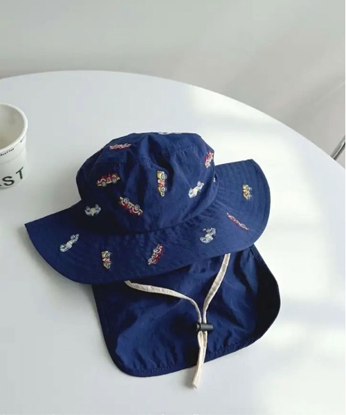 Bambin(ボンバン)の「【 Bambin / ボンバン 】 刺繍 バラエティ バケットハット / 日除け付き UVカット(ハット・キッズ・ライトグレー/ホワイト/ピンク/ベージュ/ネイビー/セージグリーン・FREE)」の8枚目の写真