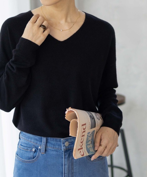 NAVY(ネイビー)の「nAvy 洗えるニット カシミヤタッチ Vネックプルオーバー(ニット/セーター・レディース・オレンジ系その他/グレイッシュベージュ/ブラック/ブルーグリーン・M/L)」の2枚目の写真