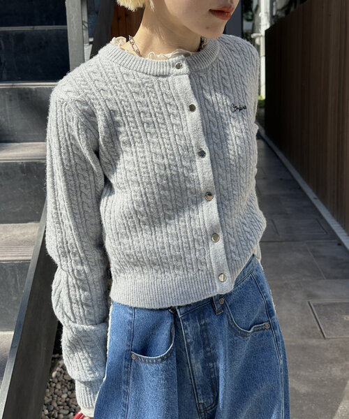 w closet（ダブルクローゼット）の「【７色展開】ケーブル刺繍カーディガン（カーディガン/ボレロ・レディース・パープル/ネイビー/レッド/オフホワイト/グレー/イエロー/ブルー・FREE）」の3枚目の写真