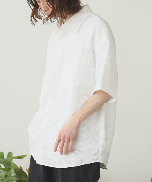 ROOPTOKYO（ループトウキョウ）の「【70%OFF】フラワー刺繍 レギュラーカラー半袖シャツ（シャツ/ブラウス・メンズ・ブラック/ホワイト・XL/L）」の2枚目の写真