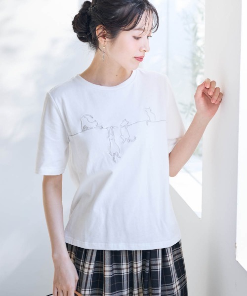 SMILE LAND(スマイルランド)の「<大きいサイズ>綿100%猫刺しゅうTシャツ【Otona Purete】(Tシャツ/カットソー・レディース・ブラック/オフホワイト・LL/3L/5L/L/4L)」の2枚目の写真