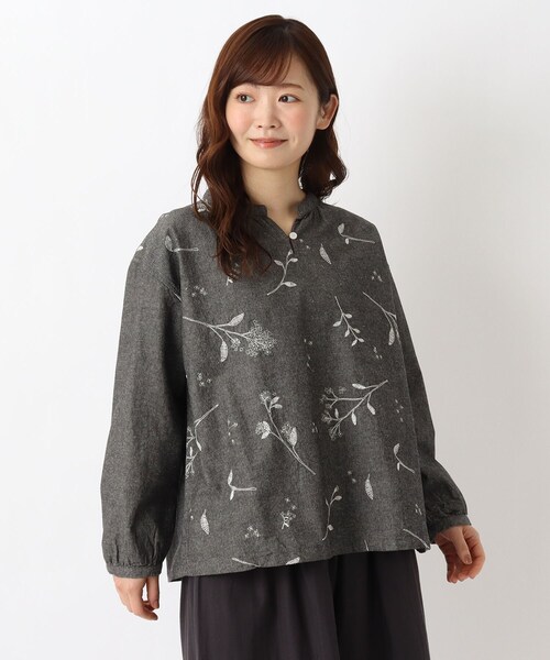 one'sterrace(ワンズテラス)の「花柄刺繍入り キーネックブラウス(シャツ/ブラウス・レディース・ブラック系8/ブルー系その他7/ライトグレー系8・02)」の1枚目の写真