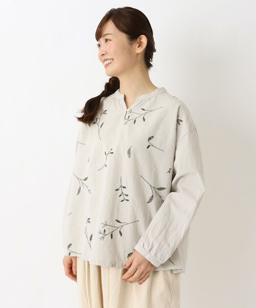 one'sterrace(ワンズテラス)の「花柄刺繍入り キーネックブラウス(シャツ/ブラウス・レディース・ブラック系8/ブルー系その他7/ライトグレー系8・02)」の2枚目の写真