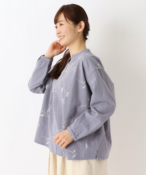 one'sterrace(ワンズテラス)の「花柄刺繍入り キーネックブラウス(シャツ/ブラウス・レディース・ブラック系8/ブルー系その他7/ライトグレー系8・02)」の3枚目の写真