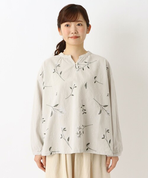one'sterrace(ワンズテラス)の「花柄刺繍入り キーネックブラウス(シャツ/ブラウス・レディース・ブラック系8/ブルー系その他7/ライトグレー系8・02)」の14枚目の写真