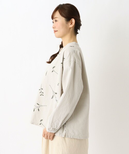 one'sterrace(ワンズテラス)の「花柄刺繍入り キーネックブラウス(シャツ/ブラウス・レディース・ブラック系8/ブルー系その他7/ライトグレー系8・02)」の15枚目の写真