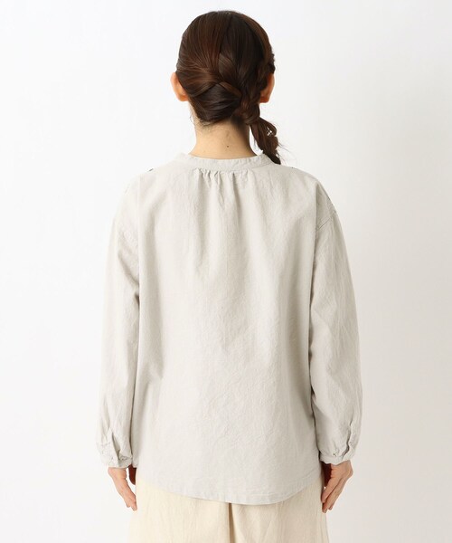 one'sterrace(ワンズテラス)の「花柄刺繍入り キーネックブラウス(シャツ/ブラウス・レディース・ブラック系8/ブルー系その他7/ライトグレー系8・02)」の16枚目の写真