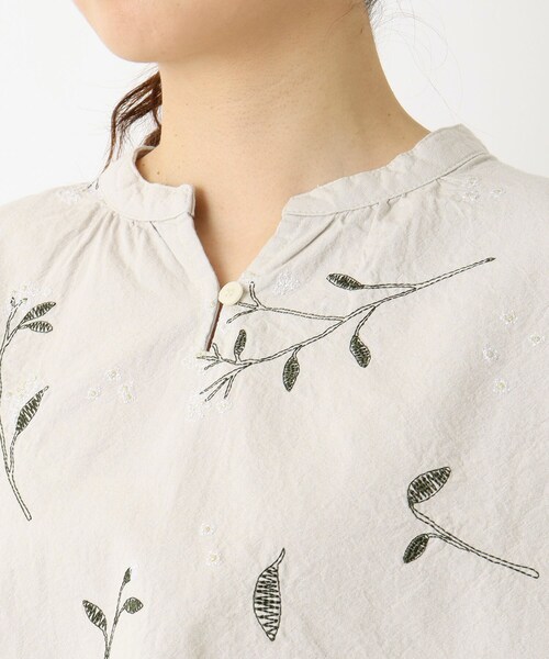 one'sterrace(ワンズテラス)の「花柄刺繍入り キーネックブラウス(シャツ/ブラウス・レディース・ブラック系8/ブルー系その他7/ライトグレー系8・02)」の17枚目の写真