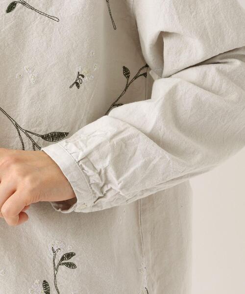 one'sterrace(ワンズテラス)の「花柄刺繍入り キーネックブラウス(シャツ/ブラウス・レディース・ブラック系8/ブルー系その他7/ライトグレー系8・02)」の18枚目の写真