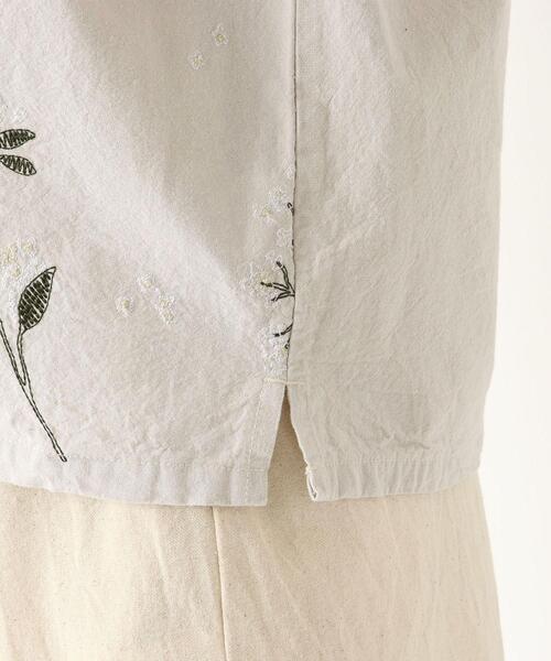 one'sterrace(ワンズテラス)の「花柄刺繍入り キーネックブラウス(シャツ/ブラウス・レディース・ブラック系8/ブルー系その他7/ライトグレー系8・02)」の4枚目の写真