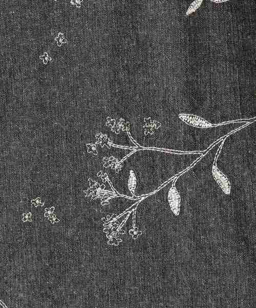 one'sterrace(ワンズテラス)の「花柄刺繍入り キーネックブラウス(シャツ/ブラウス・レディース・ブラック系8/ブルー系その他7/ライトグレー系8・02)」の6枚目の写真