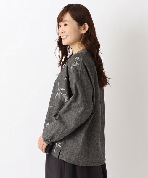 one'sterrace(ワンズテラス)の「花柄刺繍入り キーネックブラウス(シャツ/ブラウス・レディース・ブラック系8/ブルー系その他7/ライトグレー系8・02)」の7枚目の写真