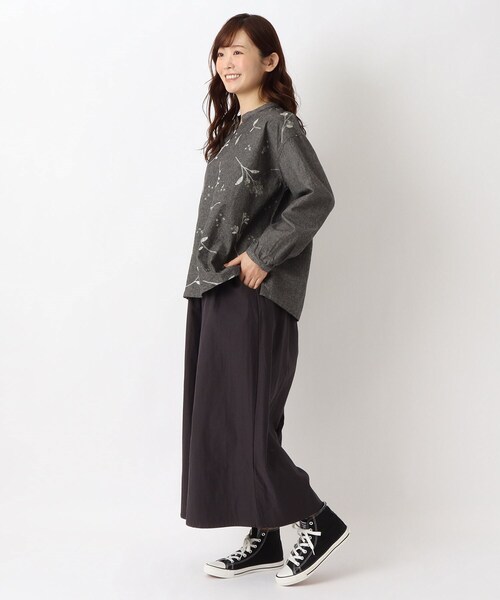 one'sterrace(ワンズテラス)の「花柄刺繍入り キーネックブラウス(シャツ/ブラウス・レディース・ブラック系8/ブルー系その他7/ライトグレー系8・02)」の8枚目の写真