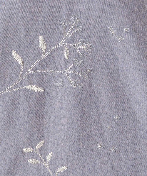 one'sterrace(ワンズテラス)の「花柄刺繍入り キーネックブラウス(シャツ/ブラウス・レディース・ブラック系8/ブルー系その他7/ライトグレー系8・02)」の9枚目の写真