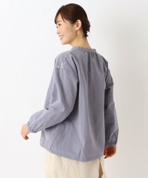 one'sterrace(ワンズテラス)の「花柄刺繍入り キーネックブラウス(シャツ/ブラウス・レディース・ブラック系8/ブルー系その他7/ライトグレー系8・02)」の10枚目の写真