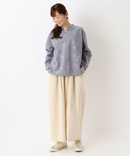 one'sterrace(ワンズテラス)の「花柄刺繍入り キーネックブラウス(シャツ/ブラウス・レディース・ブラック系8/ブルー系その他7/ライトグレー系8・02)」の11枚目の写真