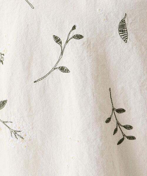 one'sterrace(ワンズテラス)の「花柄刺繍入り キーネックブラウス(シャツ/ブラウス・レディース・ブラック系8/ブルー系その他7/ライトグレー系8・02)」の12枚目の写真