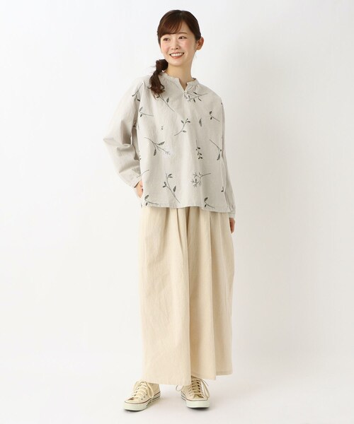 one'sterrace(ワンズテラス)の「花柄刺繍入り キーネックブラウス(シャツ/ブラウス・レディース・ブラック系8/ブルー系その他7/ライトグレー系8・02)」の13枚目の写真