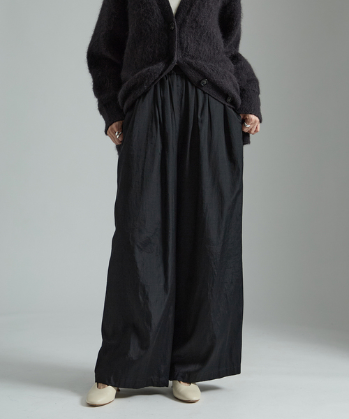 VERMEIL par iena（ヴェルメイユパーイエナ）の「シルクライクサテン リラックスパンツ（その他パンツ・レディース・ブラック/ブラウン/ホワイト・40/38/36）」の2枚目の写真