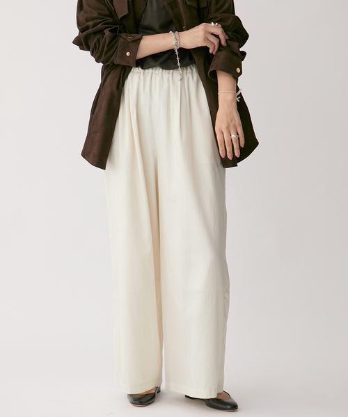 VERMEIL par iena（ヴェルメイユパーイエナ）の「シルクライクサテン リラックスパンツ（その他パンツ・レディース・ブラック/ブラウン/ホワイト・40/38/36）」の19枚目の写真