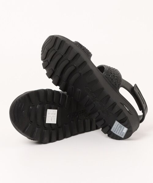 SKECHERS（スケッチャーズ）の「SKECHERS スケッチャーズ FOAMIES ARCH FIT FOOTSTEPS-ENCHANT【超軽量】レディースサンダル(フォーミーズアーチフィットフットステップス) 111531（サンダル・レディース・ブラック×ブラック/オフホワイト・25.0cm/24.0cm/22.0cm）」の4枚目の写真