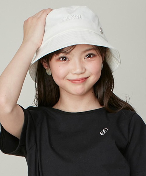 JENNI（ジェニィ）の「【コットン100％】プレート付き3Dロゴバケットハット（ハット・キッズ・ブラック/グレー/オフホワイト・54cm/56cm）」の2枚目の写真