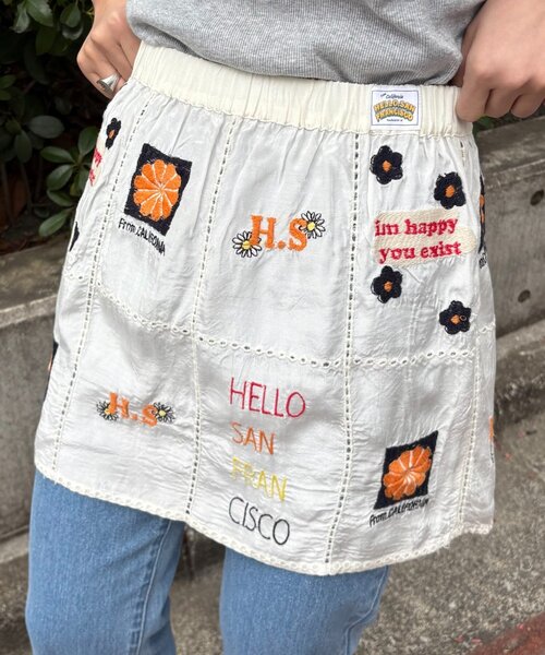 HELLO.SANFRANCISCO（ハローサンフランシスコ）の「【HELLO.SANFRANCISCO】indiaオリジナル刺繍巻きスカート（スカート・レディース・ホワイト/サックスブルー・ONE SIZE）」の2枚目の写真