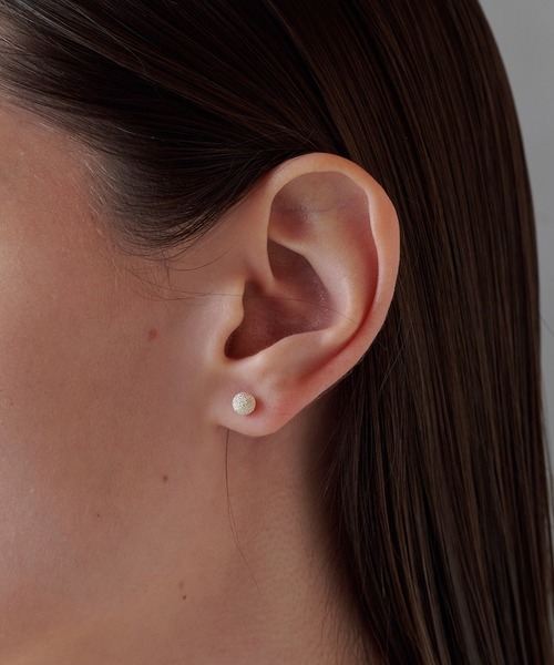 ALLURELLE(アリュレル)の「【ALLURELLE】 silver925 スターダストボールピアス KNF-TP(ピアス(両耳用)・レディース・シルバー/ゴールド・FREE)」の1枚目の写真