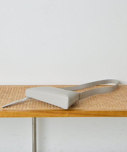 Jena espace merveilleux(ジェナ エスパスメルヴェイユ)の「アシメショルダーバッグ(ショルダーバッグ・レディース・ブラック/ライトグレー・FREE)」の8枚目の写真