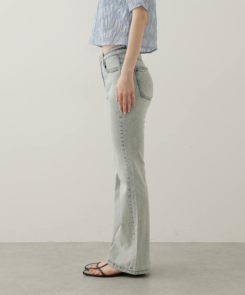 SENSE OF PLACE by URBAN RESEARCH（センスオブプレイスバイアーバンリサーチ）の「ローライズフレアデニムパンツ（デニムパンツ・レディース・インディゴブルー/ライトブルー・MEDIUM/SMALL）」の14枚目の写真