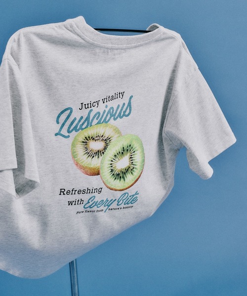 LEPSIM（レプシィム）の「フルーツプリントT　497648（Tシャツ/カットソー・レディース・ライトグレー/ホワイト/ホワイト系その他/ブラック・FREE）」の4枚目の写真