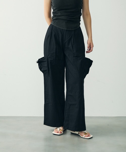 Clum(クルム)の「ワイドカーゴパラシュートパンツ(カーゴパンツ・レディース・ブラック・SMALL/MEDIUM)」の2枚目の写真
