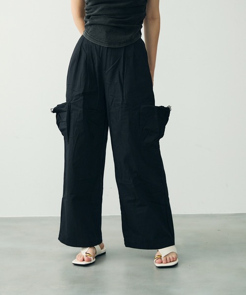 Clum(クルム)の「ワイドカーゴパラシュートパンツ(カーゴパンツ・レディース・ブラック・SMALL/MEDIUM)」の3枚目の写真