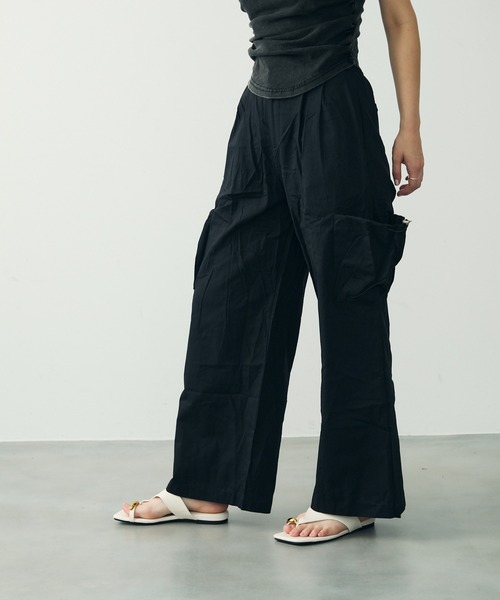 Clum(クルム)の「ワイドカーゴパラシュートパンツ(カーゴパンツ・レディース・ブラック・SMALL/MEDIUM)」の4枚目の写真