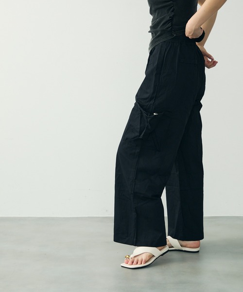Clum(クルム)の「ワイドカーゴパラシュートパンツ(カーゴパンツ・レディース・ブラック・SMALL/MEDIUM)」の5枚目の写真