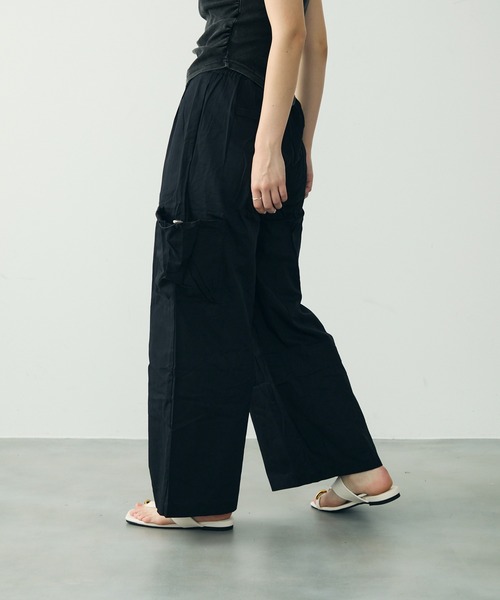 Clum(クルム)の「ワイドカーゴパラシュートパンツ(カーゴパンツ・レディース・ブラック・SMALL/MEDIUM)」の6枚目の写真