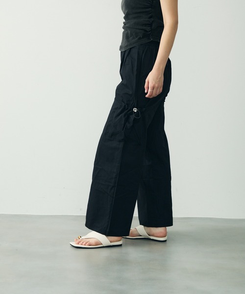 Clum(クルム)の「ワイドカーゴパラシュートパンツ(カーゴパンツ・レディース・ブラック・SMALL/MEDIUM)」の13枚目の写真