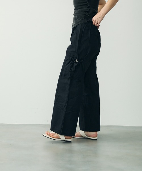 Clum(クルム)の「ワイドカーゴパラシュートパンツ(カーゴパンツ・レディース・ブラック・SMALL/MEDIUM)」の14枚目の写真