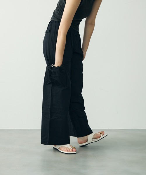 Clum(クルム)の「ワイドカーゴパラシュートパンツ(カーゴパンツ・レディース・ブラック・SMALL/MEDIUM)」の17枚目の写真