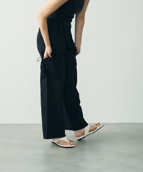 Clum(クルム)の「ワイドカーゴパラシュートパンツ(カーゴパンツ・レディース・ブラック・SMALL/MEDIUM)」の18枚目の写真