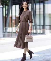 1PIU1UGUALES ブラウンプリーツワンピース 1PIU1UGUALES ブラウンプリーツワンピース プリーツタックワンピース