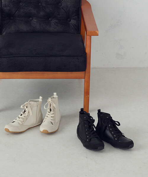 COMME CA ISM（コムサイズム）の「ハイカット　スニーカー（スニーカー・レディース・オフホワイト/ブラック・24.5cm/23.5cm）」の3枚目の写真