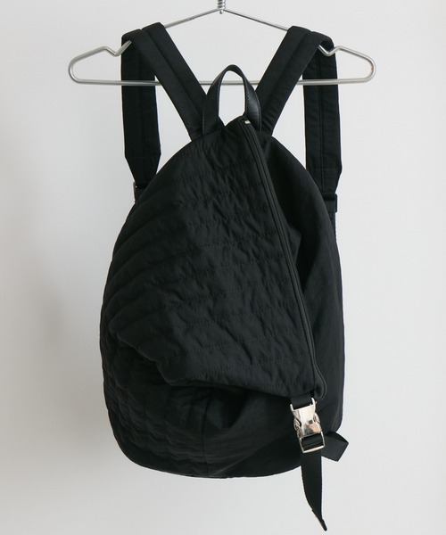 KATHARINE ROSS（キャサリンロス）の「【KATHARINE ROSS】【TREASURE TOPKAPI】キルティングアシンメトリーリュック（バックパック/リュック・レディース・ブラック/グレー・MEDIUM）」の2枚目の写真