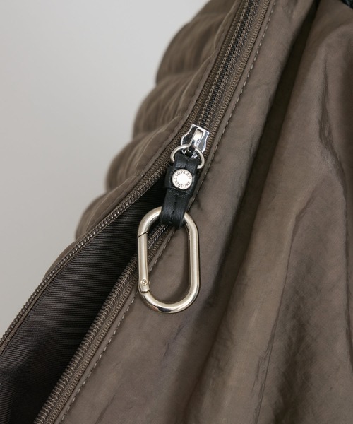 KATHARINE ROSS（キャサリンロス）の「【KATHARINE ROSS】【TREASURE TOPKAPI】キルティングアシンメトリーリュック（バックパック/リュック・レディース・ブラック/グレー・MEDIUM）」の4枚目の写真