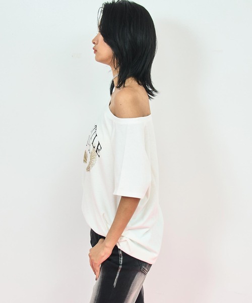 ANAP（アナップ）の「ヴィンテージ風 プリント オフショルダー ビッグ Tシャツ（Tシャツ/カットソー・レディース・ダークグレー/ブラウン/オフホワイト・FREE）」の5枚目の写真