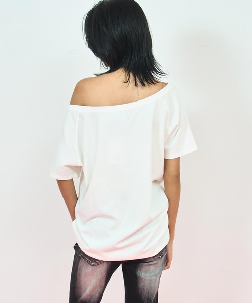 ANAP（アナップ）の「ヴィンテージ風 プリント オフショルダー ビッグ Tシャツ（Tシャツ/カットソー・レディース・ダークグレー/ブラウン/オフホワイト・FREE）」の6枚目の写真