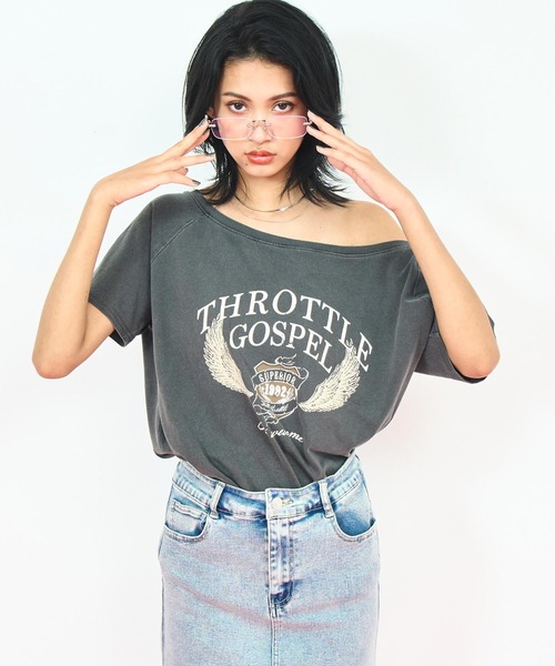 ANAP（アナップ）の「ヴィンテージ風 プリント オフショルダー ビッグ Tシャツ（Tシャツ/カットソー・レディース・ダークグレー/ブラウン/オフホワイト・FREE）」の9枚目の写真